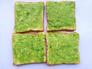 4、牛油果鸡蛋火腿三明治,吐司平铺，四片吐司都涂一层牛油果。