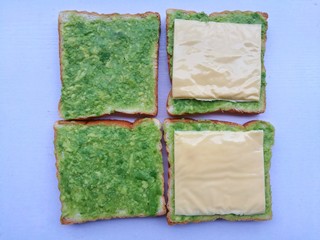 5、牛油果鸡蛋火腿三明治,两片铺上芝士。