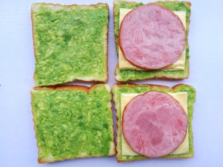 6、牛油果鸡蛋火腿三明治,放入火腿。