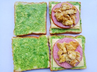 7、牛油果鸡蛋火腿三明治,加入鸡蛋。