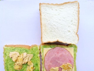 8、牛油果鸡蛋火腿三明治,另一半吐司反盖在上面。