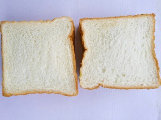 9、牛油果鸡蛋火腿三明治,压紧。