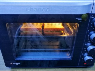 10、牛油果鸡蛋火腿三明治,放入烤盘，推入预热好的烤箱，180度烤5分钟。放温然后用保鲜膜裹好三明治，从中间切半即可。