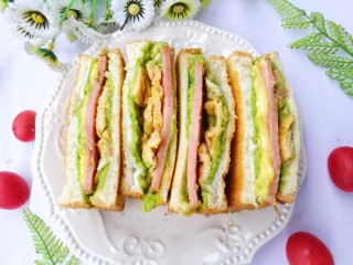 11、牛油果鸡蛋火腿三明治,成品。