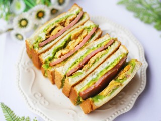 13、牛油果鸡蛋火腿三明治,能量满满。