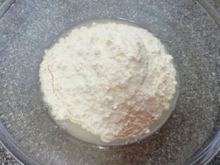 2、培根肉披萨,加入中筋面粉。