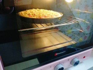 14、培根肉披萨,上下管200度烤20分钟。