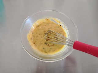3、海苔肉松戚风蛋糕,混合均匀