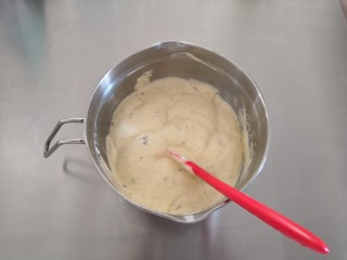 5、海苔肉松戚风蛋糕,用同样的手法翻拌均匀。