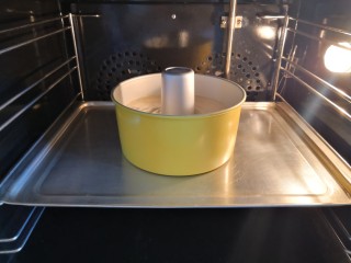 6、海苔肉松戚风蛋糕,预热烤箱上下火170度，将蛋糕糊倒入模具里，放入烤箱中层，烤40分钟。