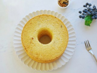 7、海苔肉松戚风蛋糕,出炉后倒扣，冷却后脱膜。