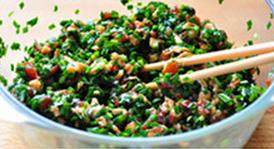 4、韭菜切肉水煎包,顺原来搅拌肉丁的方向拌匀