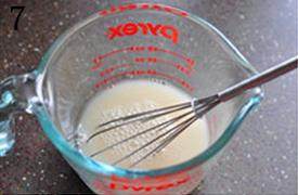 5、韭菜切肉水煎包,温水大约30度左右，均匀融化酵母