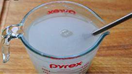 10、韭菜切肉水煎包,清水中加入一撮面粉，搅拌均匀成稀面水