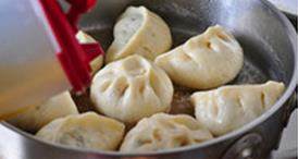 13、韭菜切肉水煎包,再沿锅边加入少许食用油，煎约2、3分钟