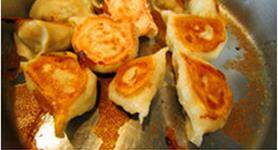 14、韭菜切肉水煎包,关火，将包子翻面起出，即可