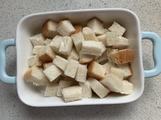 3、吐司布丁,摆入烤碗