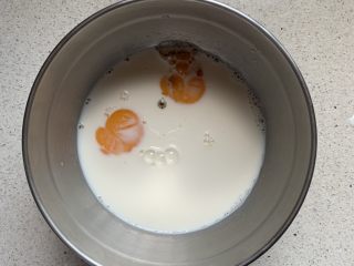 5、吐司布丁,打入鸡蛋