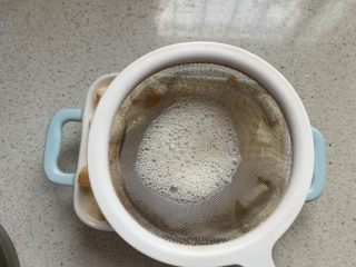 7、吐司布丁,过筛到烤碗中