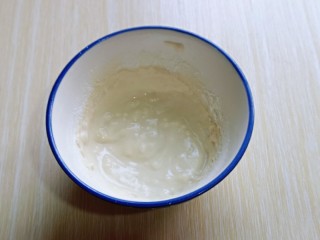 2、快手早餐～少油版香煎肉松春卷,首先将面粉放入碗中，加入少量的水，调成面糊状备用。