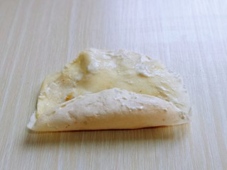 4、快手早餐～少油版香煎肉松春卷,首先将一端往上折，再把外围一圈涂抹上面糊。(便于粘合)