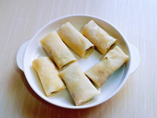 6、快手早餐～少油版香煎肉松春卷,依次做完，量可以根据个人胃口增减。