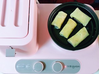 8、快手早餐～少油版香煎肉松春卷,再把包好的春卷皮摆放在平底锅中。