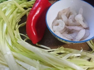 1、韭黄炒虾仁,准备好所需食材