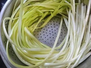 2、韭黄炒虾仁,韭黄清洗干净，摘去不要部分