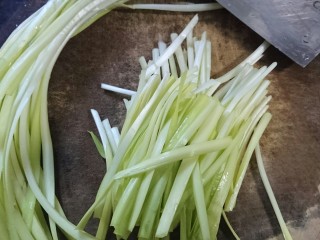 3、韭黄炒虾仁,切成适量的长度备用