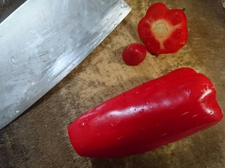 4、韭黄炒虾仁,大红椒洗净切去两头