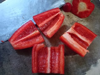 5、韭黄炒虾仁,从中间切开并去掉辣椒籽