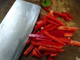 6、韭黄炒虾仁,沿着轮廓切成适当长短