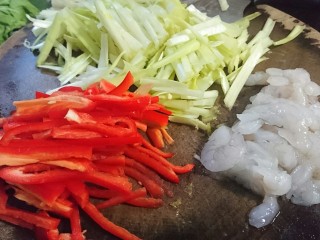 7、韭黄炒虾仁,虾仁洗净去除虾线