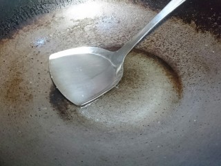 8、韭黄炒虾仁,大火起锅入油