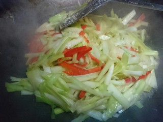 11、韭黄炒虾仁,少许盐调味出锅备用