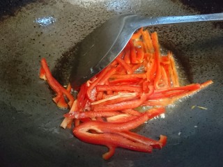 9、韭黄炒虾仁,先翻炒切好的红椒条