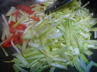 10、韭黄炒虾仁,再加入洗净切好的的韭黄