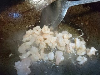 12、韭黄炒虾仁,重新起锅，爆炒虾仁