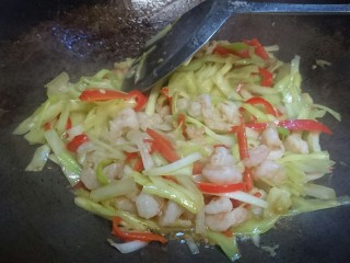 13、韭黄炒虾仁,虾仁弯曲半透明后加入之前炒好的韭黄