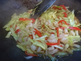 14、韭黄炒虾仁,关火，生抽，黑胡椒粉做最后的调味