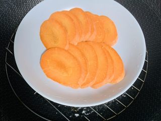 2、胡萝卜华夫饼,胡萝卜切片上锅蒸熟。
