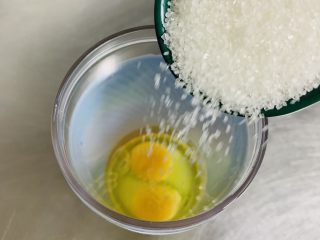 4、胡萝卜华夫饼,加入白砂糖。