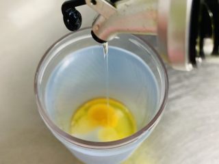 5、胡萝卜华夫饼,加入玉米油。