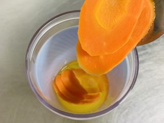 6、胡萝卜华夫饼,加入蒸熟的胡萝卜片。