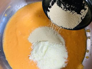 10、胡萝卜华夫饼,加入酵母。