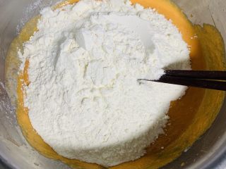 12、胡萝卜华夫饼,加入白鲨面包粉。