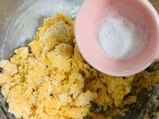 13、胡萝卜华夫饼,用筷子搅拌成絮加入食盐。