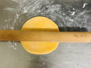 21、胡萝卜华夫饼,擀成中间后边薄的面皮