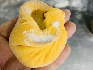 23、胡萝卜华夫饼,用包包子的手法包好。